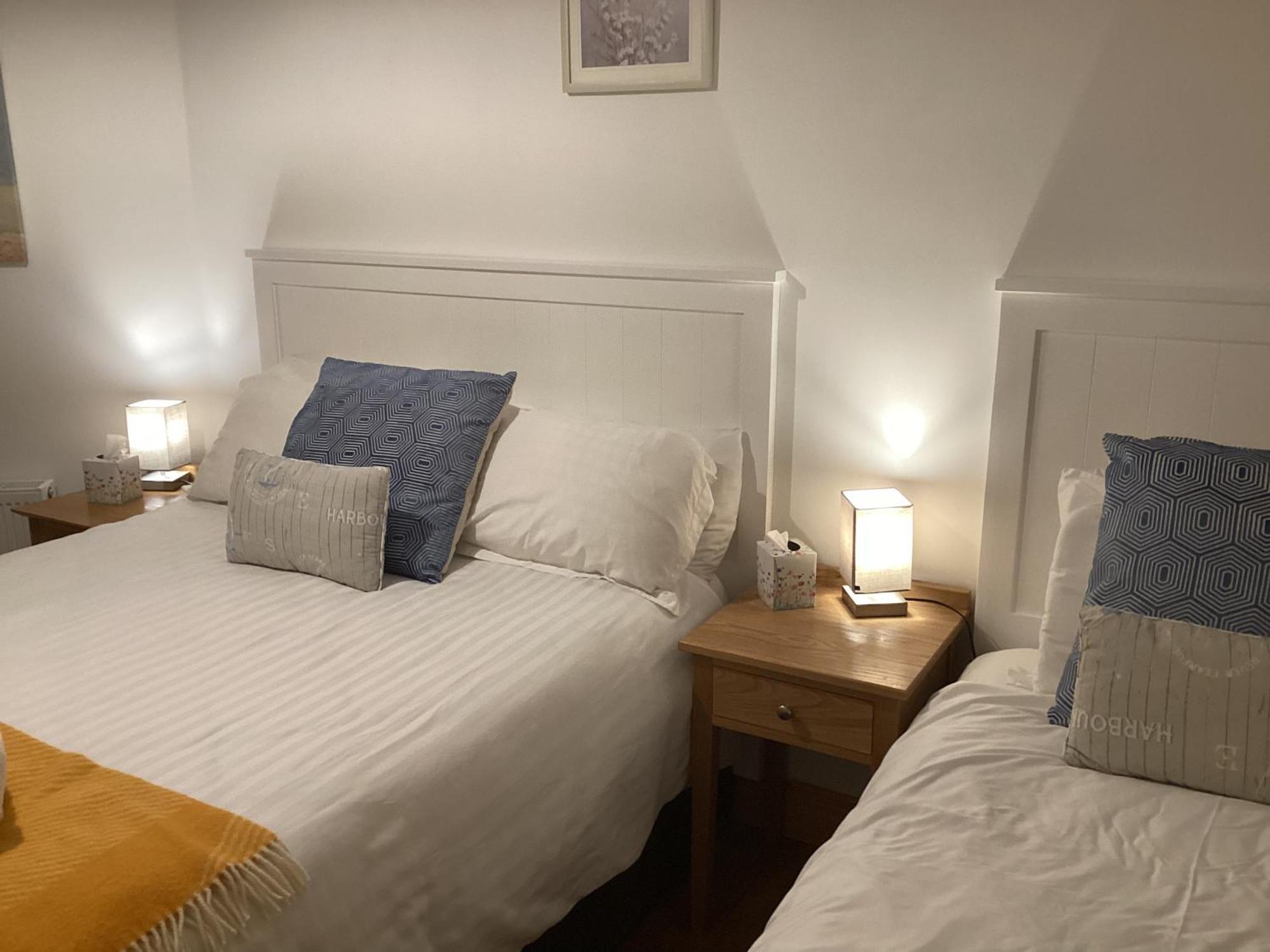 דירות Roundstone Retreats Roundstone Harbour Lights מראה חיצוני תמונה